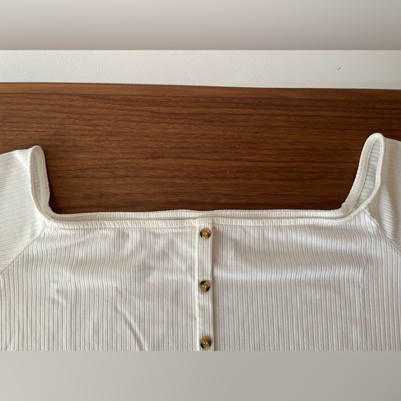 H&M Off-Shoulder Top with Tortoise Button in White, Size XL - Picture 3 of 5